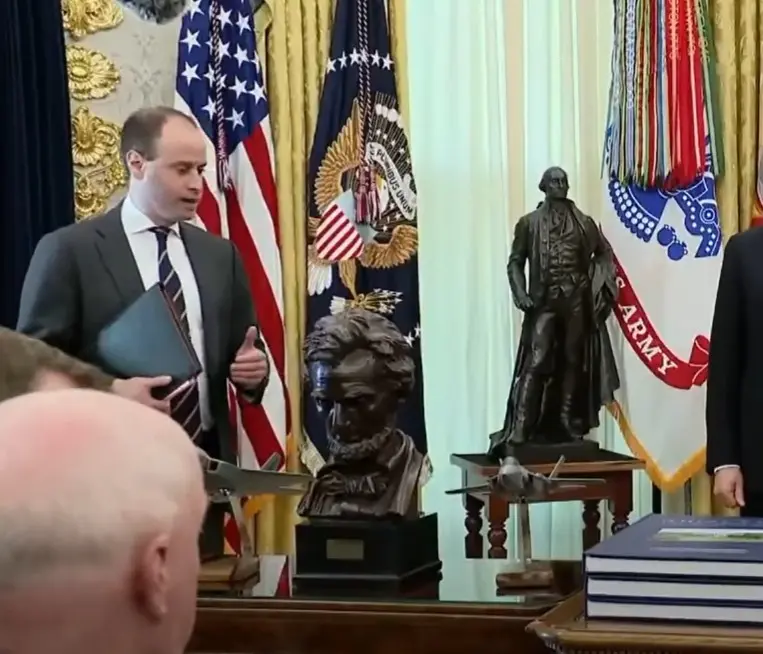 Trump designa a Will Scharf como nuevo abogado de la Casa Blanca