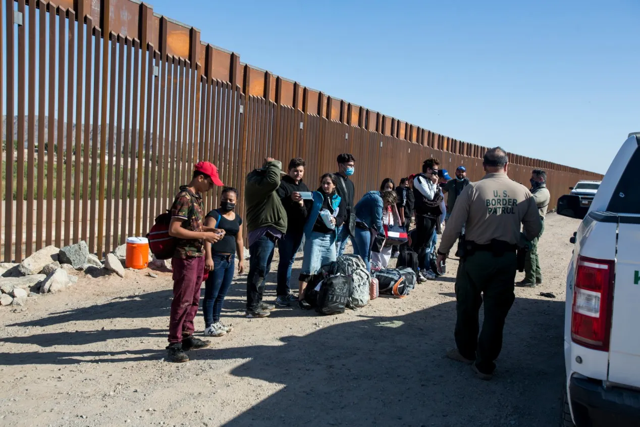 ¡Duro al bolsillo de los inmigrantes! 5 mil dólares de multa a quienes crucen “ilegalmente” la frontera con México  También hay nuevas tarifas para el “Parole”