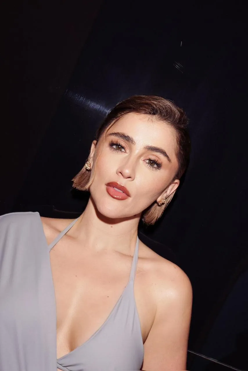 Casandra Sánchez-Navarro en "Mesa de Regalos".  Las risas también se apoderan del elenco en el set