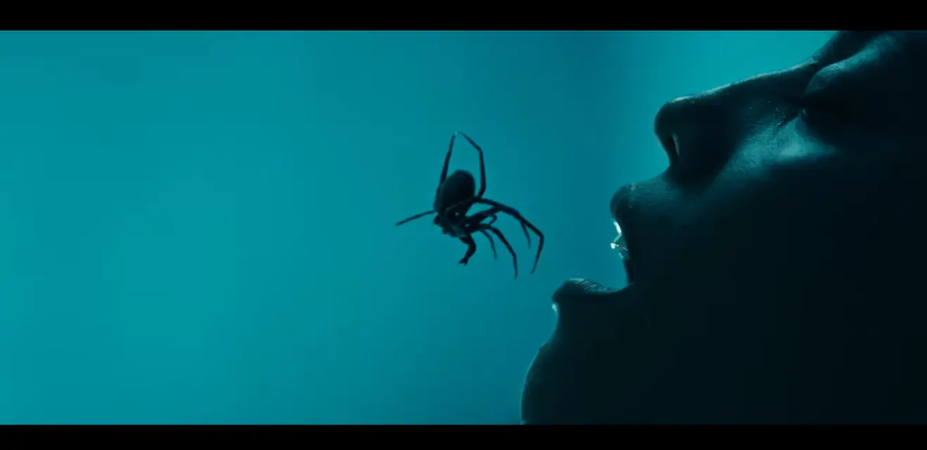 Foto fija de una escena en Crawlers